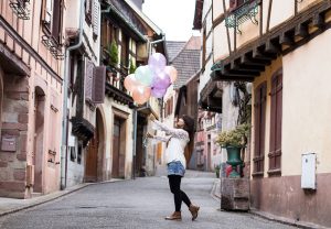 menina com balões