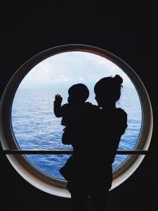 Mãe e filha em um navio